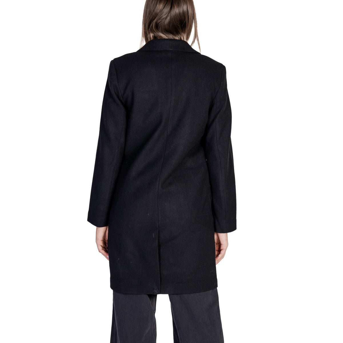 Cappotto ONLY Nero Monopetto; Effetto Lana. Bottone singolo, revers a lancia, tasche con patta. Cappotto donna lungo dal taglio sartoriale e versatile. Vista posteriore