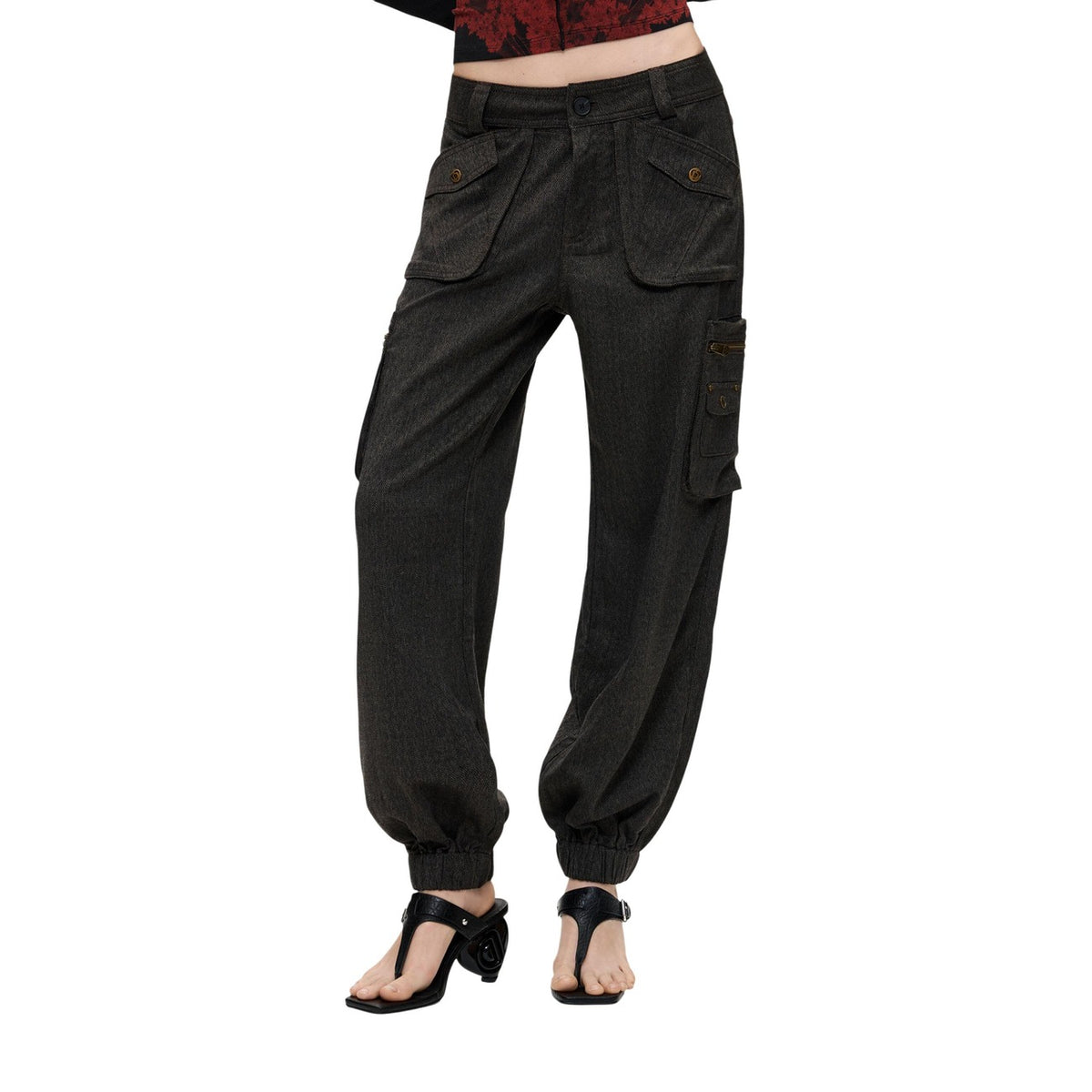 Pantalone jogger Desigual donna grigio PANT_URBAN. Pantaloni cargo multitasche a gamba dritta in tessuto morbido grigio tinta unita con elastico in vita e fondo con polsino elastico, collezione autunno inverno.