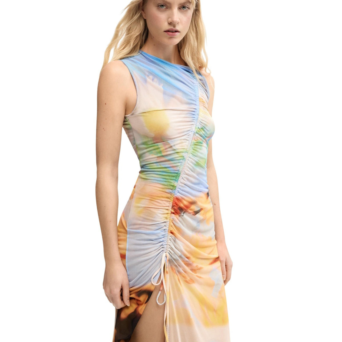 Abito lungo senza maniche, realizzato in tessuto leggero con coulisse per arricciatura laterale e con stampa astratta.
Vista frontale