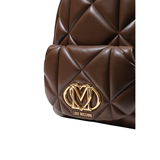 Zainetto Love Moschino donna marrone modello JC4037PP. Zaino piccolo da città color marrone cioccolato/cuoio trapuntato con tasca davanti, finiture e grande scritta logo in metallo oro, stile glamour, elegante e casual chic.