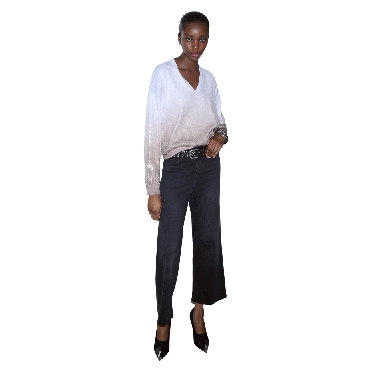 Maglione Liu Jo donna beige scollo V. Pullover elegante in sfumatura dégradé 80% viscosa con dettagli luminosi in paillettes ricamate e finiture a costine per l'autunno/inverno.