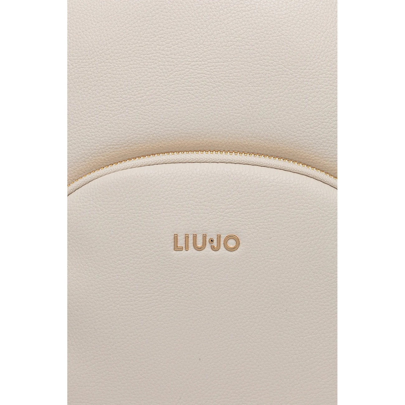 Zaino donna Liu Jo ECS M; 100% Poliuretano panna. Tasca esterna con zip, logo metallico, spallacci regolabili. Zaino compatto ed elegante, stile casual-chic 4 stagioni. Vista frontale Dettaglio logo