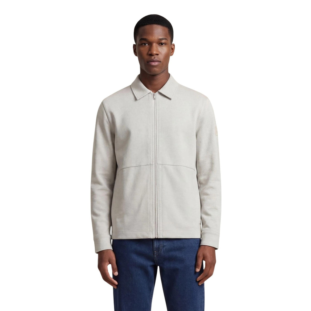 Felpa con zip Boss Pe_Twist, modello senza cappuccio con colletto classico, logo discreto sulla manica e composizione in cotone elasticizzato. Indossata da modello figura frontale