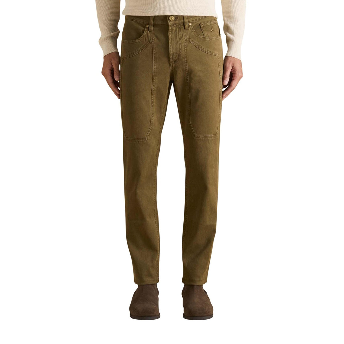 Jeckerson John Toppa Jeans; 98% cotone, 2% elastan, vestibilità a sigaretta. Il jeans iconico con toppe frontali e chiusura a zip nascosta. Colore verde. Vista frontale