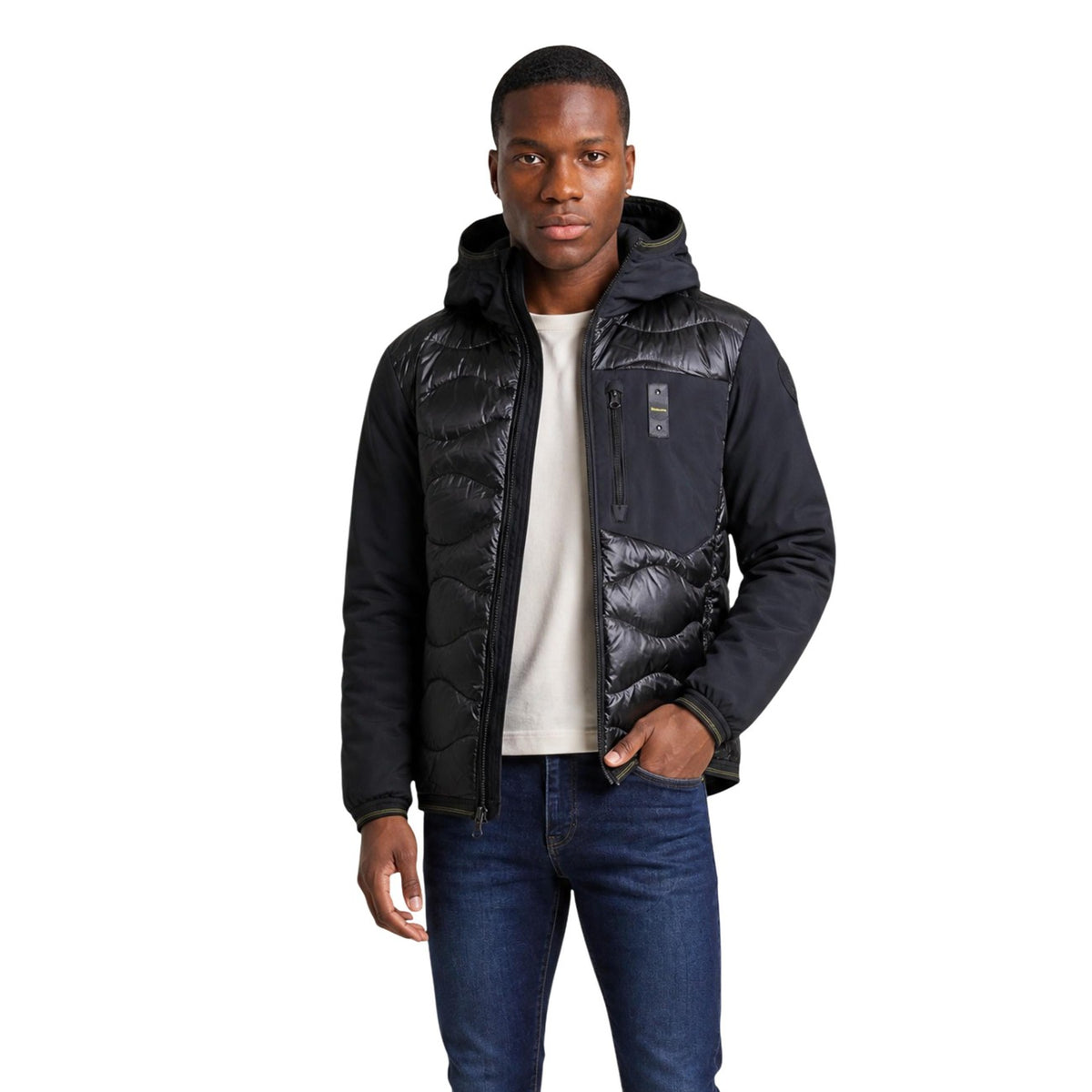 Giubbotto uomo Blauer nero Albert 26WBLUC08068. Piumino e giacca ibrida da uomo nero con inserti trapuntati lucidi e tessuto liscio, cappuccio fisso, taschino zip al petto e logo Blauer, capospalla invernale casual e urbano.