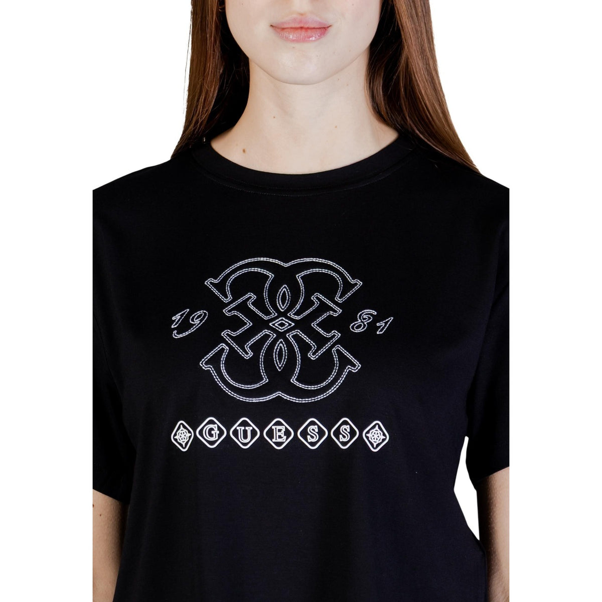 Dettaglio t-shirt Guess Active GABI donna nera con stampa frontale e vestibilità regular