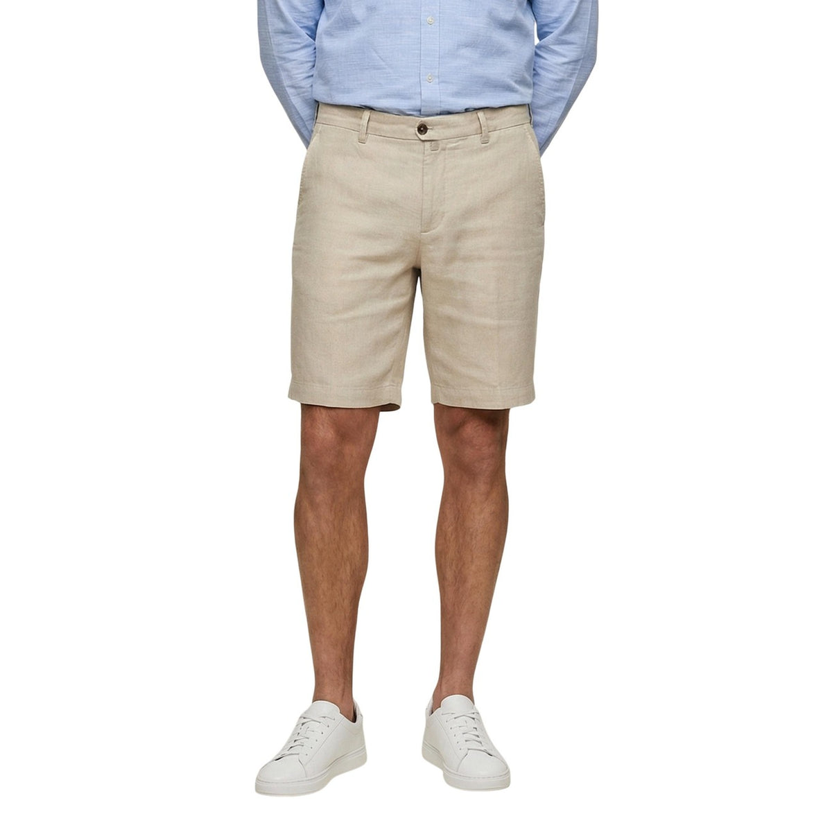 Bermuda Borghese 4SBE61; 100% lino, Regular Fit. Tasche a filo, passanti per cintura, chiusura con zip e bottone. Shorts eleganti, freschi e traspiranti, stile sartoriale per la stagione calda. Colore beige. Vista frontale