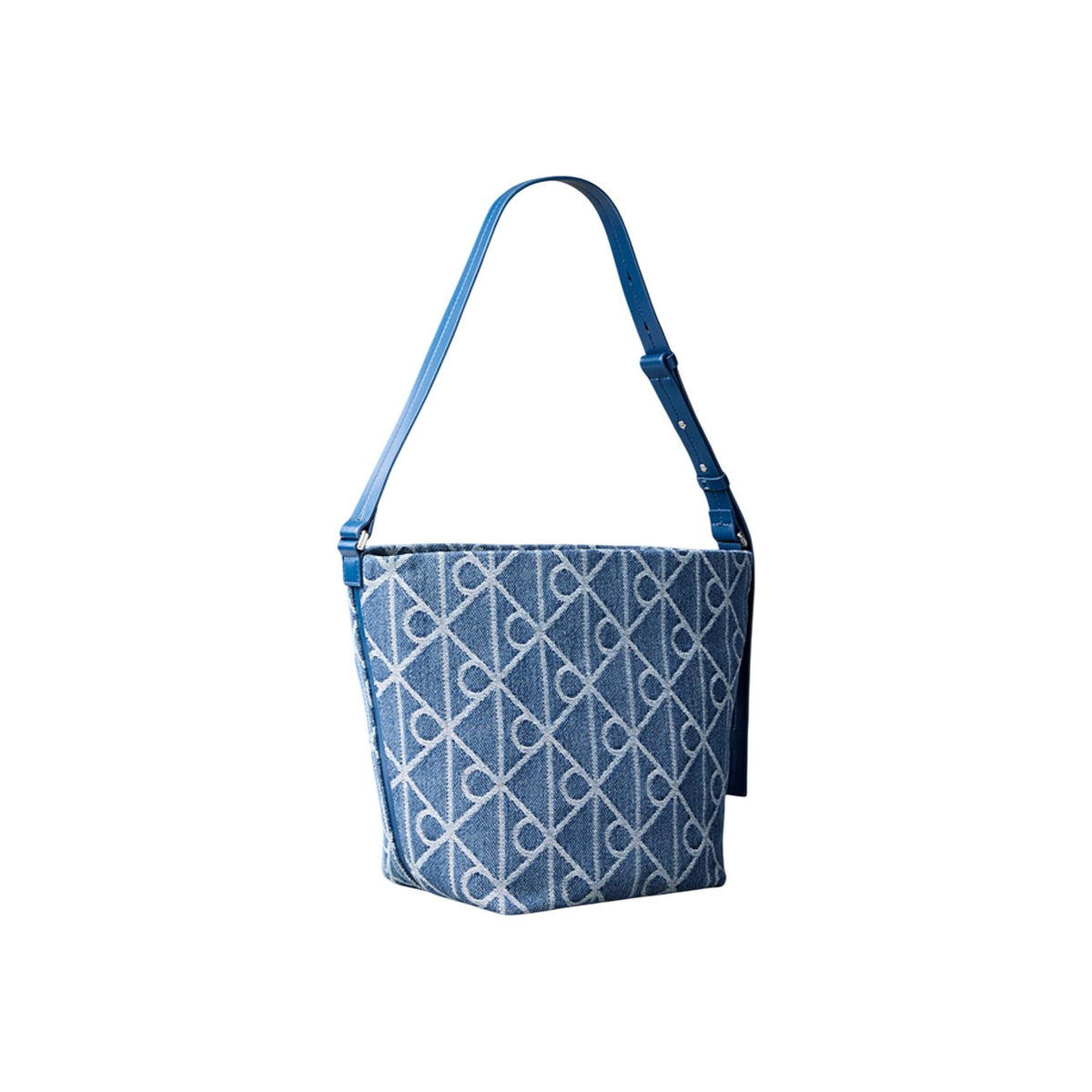 Calvin Klein Denim Bucket Bag; 100% cotone, stampa logo all-over, spallacci regolabili. La borsa a secchiello trendy e capiente per un look urban dinamico. Vista laterale