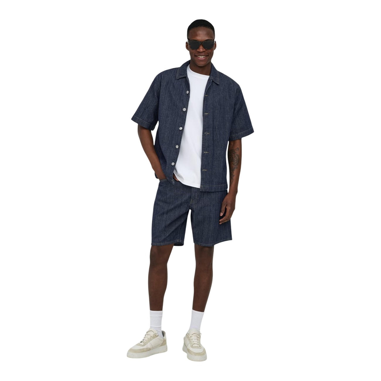 Bermuda Denim Only & Sons; 100% Cotone. Taglio Loose Fit ampio, 5 tasche, vita regolare. Denim resistente e traspirante, stile casual contemporaneo. Figura intera