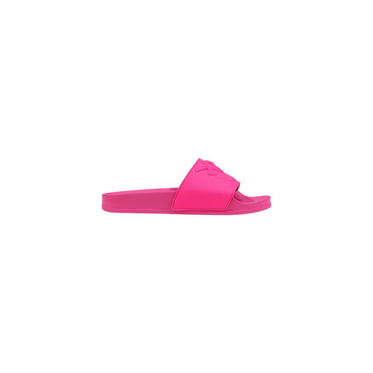 Slide Pinko DILLY 01; 100% PVC. Logo Love Birds in rilievo, fascia ampia, suola sagomata. Ciabatte donna resistenti e facili da pulire per la PE26. Colore fucsia vista laterale