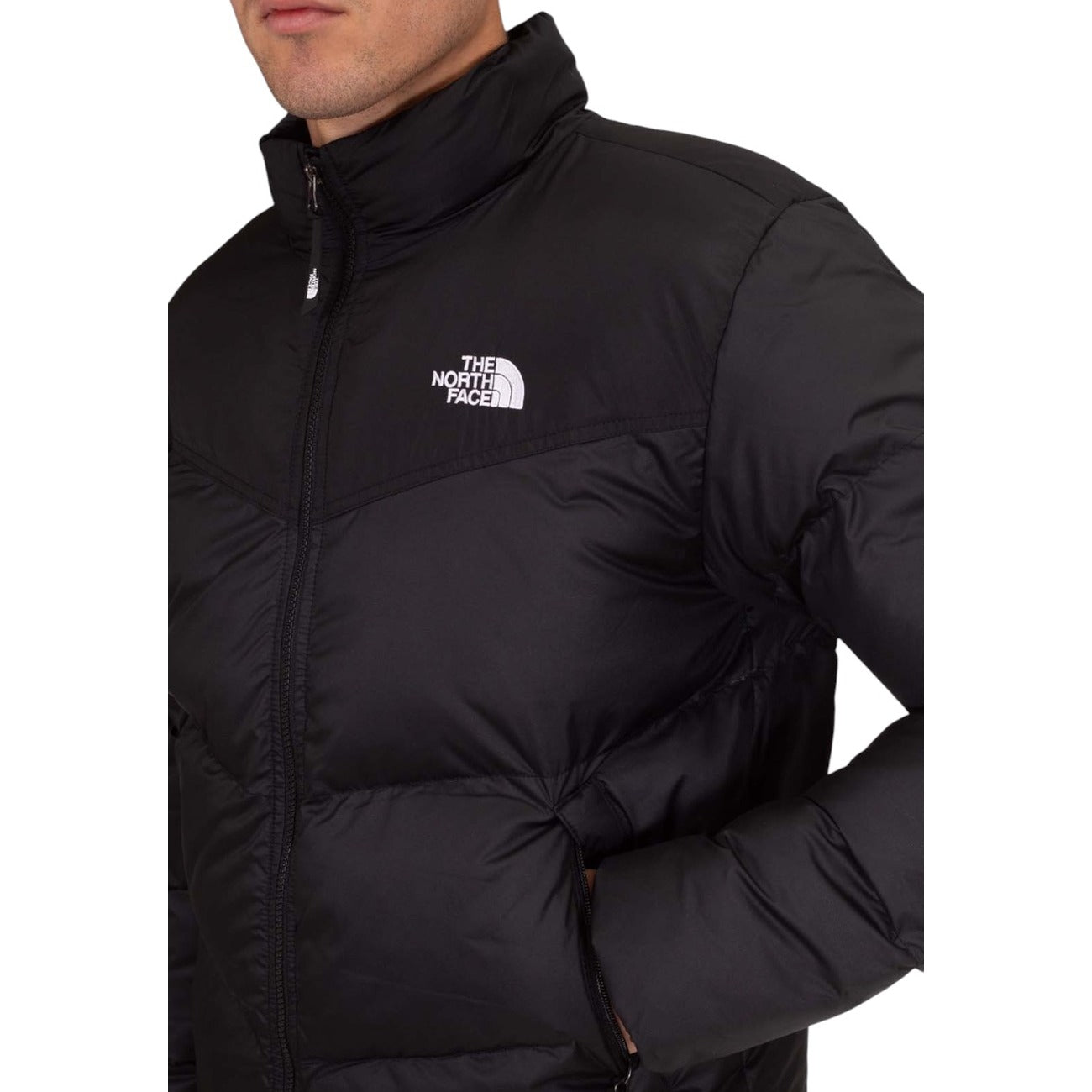 Piumino The North Face Saikuru uomo nero NF0A853IJK3. Giacca imbottita invernale da uomo antivento e isolante in poliestere con colletto alto, zip e logo The North Face bianco ricamato, abbigliamento pesante uomo.