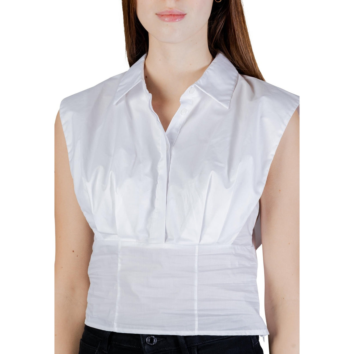 Dettaglio blusa Guess SL CHERRY TOP donna bianca con chiusura a bottoni e scollo tondo