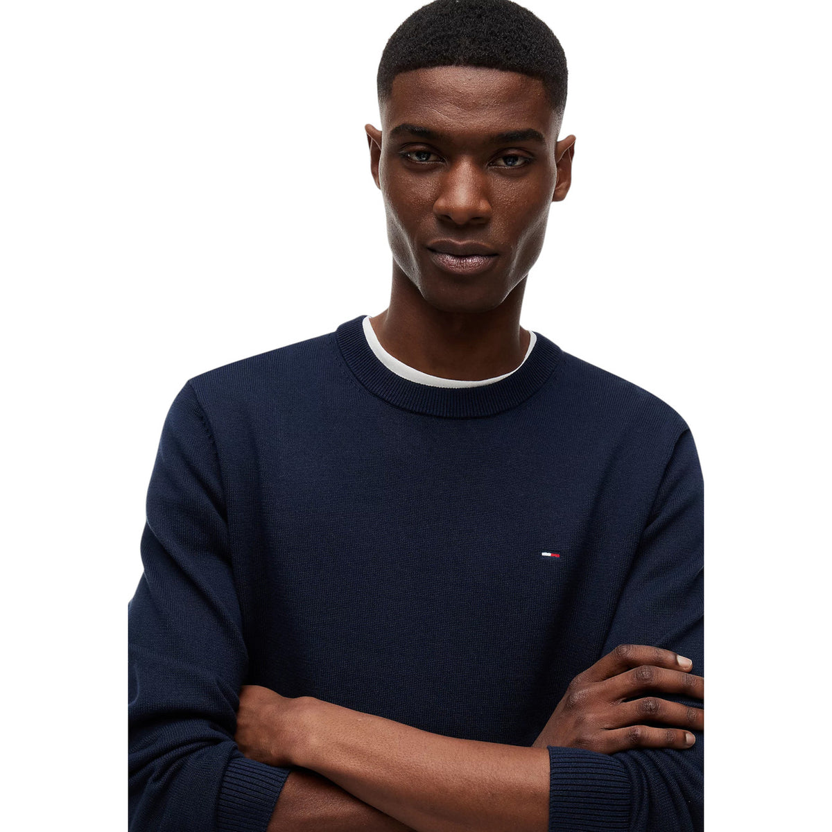 Maglione Girocollo Blu Navy Uomo Tommy Hilfiger Jeans; 100% cotone rigenerato ecosostenibile. Tessuto a maglia fine con maniche lunghe e polsini a costine. Piccolo logo ricamato sul petto, modello pull-on mezza stagione.