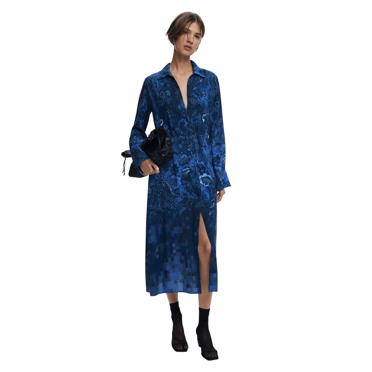Abito camicia midi Paisley; Viscosa EcoVero™, cintura con fiocco, manica lunga. Regular fit, bottoni frontali, collezione AW25 sostenibile. Vista frontale