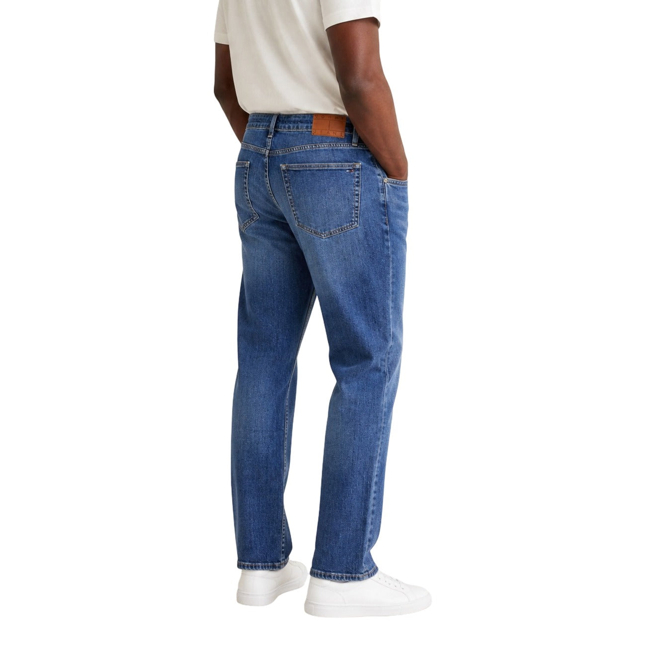 Jeans Uomo Blu Tommy Hilfiger Jeans; Modello Ryan Slim. 99% cotone e 1% elastam, vita media e chiusura con zip. Design 5 tasche con effetto vissuto e cuciture a contrasto, stile casual 4 stagioni. Vista posteriore