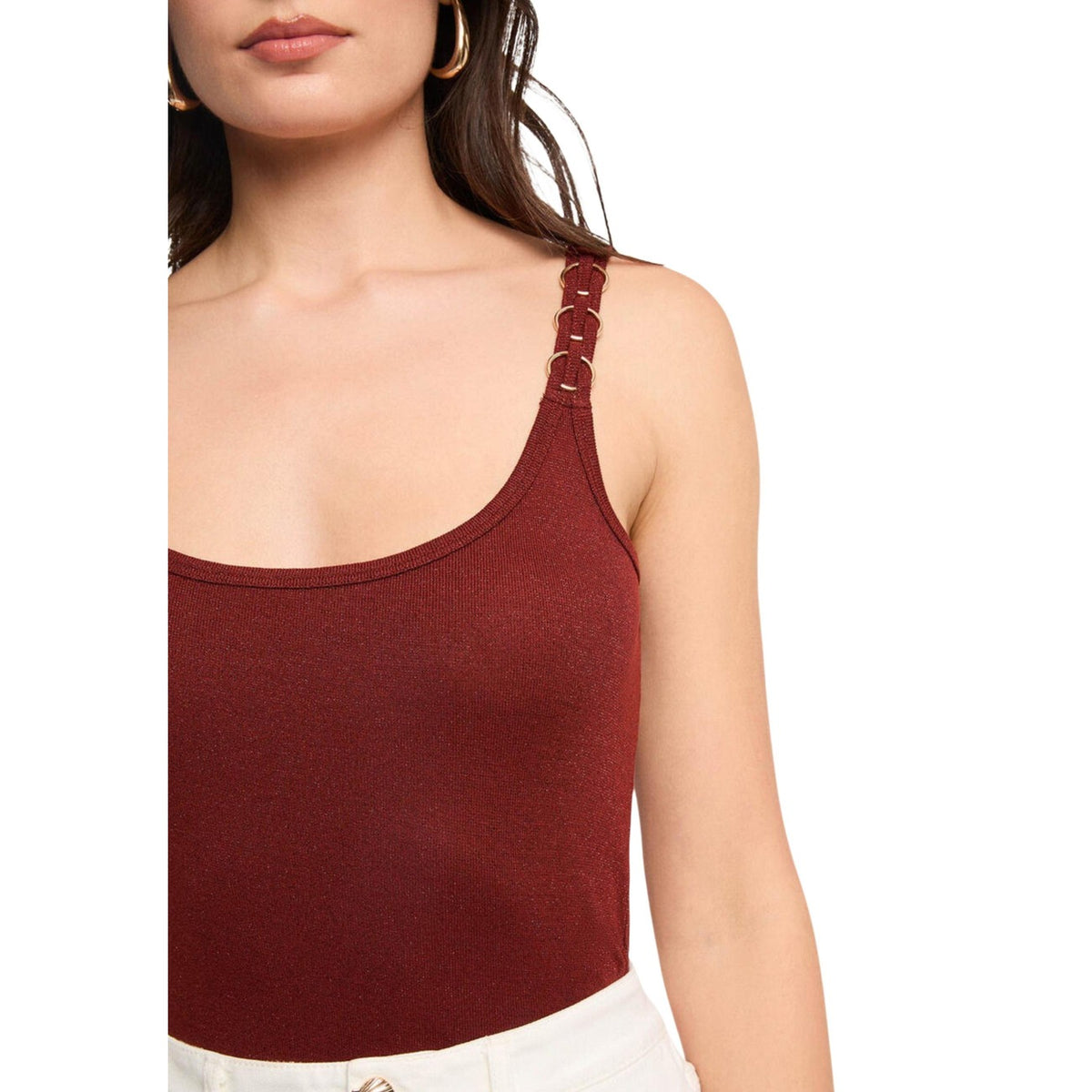 Top Morgan De Toi Didona; 78% viscosa, 16% poliestere, 6% fibre sintetiche. Spalline intrecciate, scollo rotondo, tessuto fluido. Canotta elegante, fresca e versatile. Colore marrone dettaglio spallina