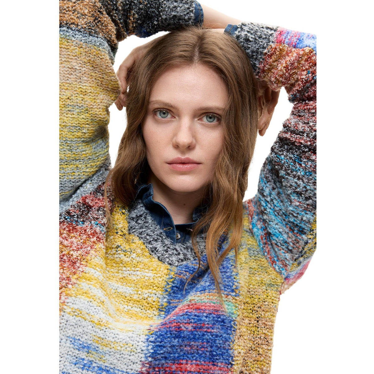 Maglione Desigual donna multicolore JERS_EARTHTEXTURE. Pullover corto cropped in maglia grossa con motivo a blocchi colorati effetto patchwork, scollo a V e polsini elasticizzati, collezione autunno inverno.
