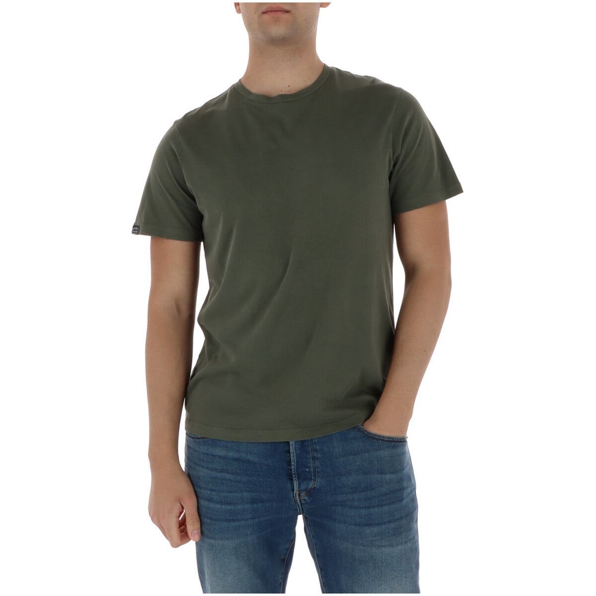 Superdry Tee Total Green M1012226A; 100% cotone, girocollo, manica corta. La t-shirt nera definitiva, resistente e versatile. Verde scuro vista frontale