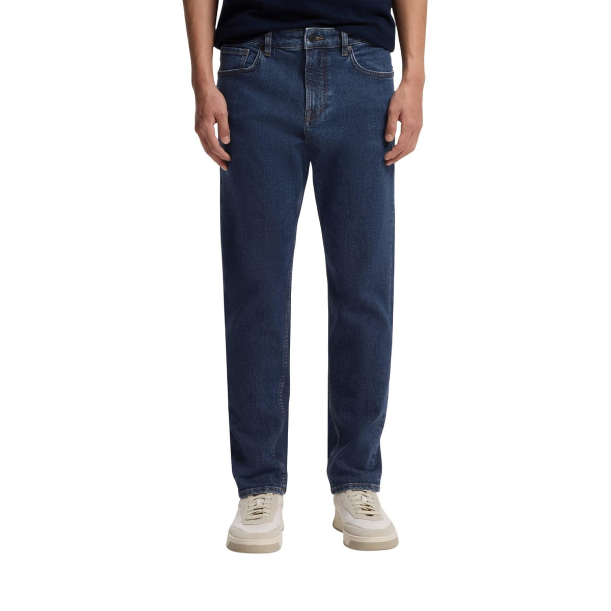 Jeans Boss uomo blu con zip e bottone - vista frontale indossati da modello