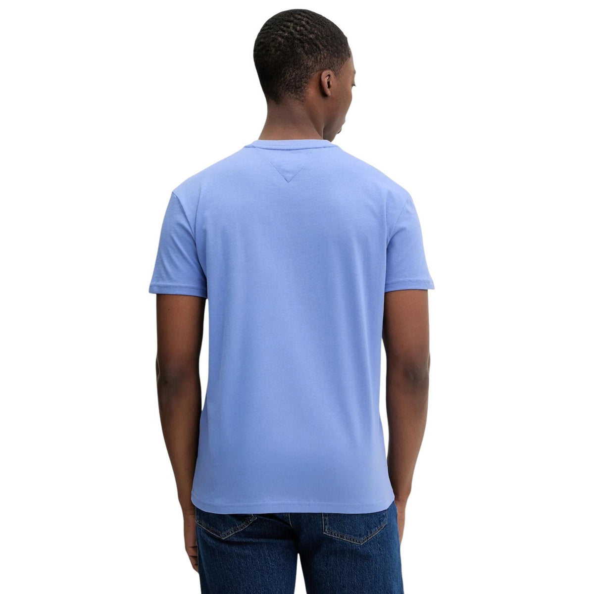 T-shirt Tommy Jeans Azzurra; 100% Cotone Rigenerato. Regular fit, stampa grafica frontale, girocollo a costine. Stile casual sostenibile, ideale per la stagione calda e il tempo libero. Vista posteriore