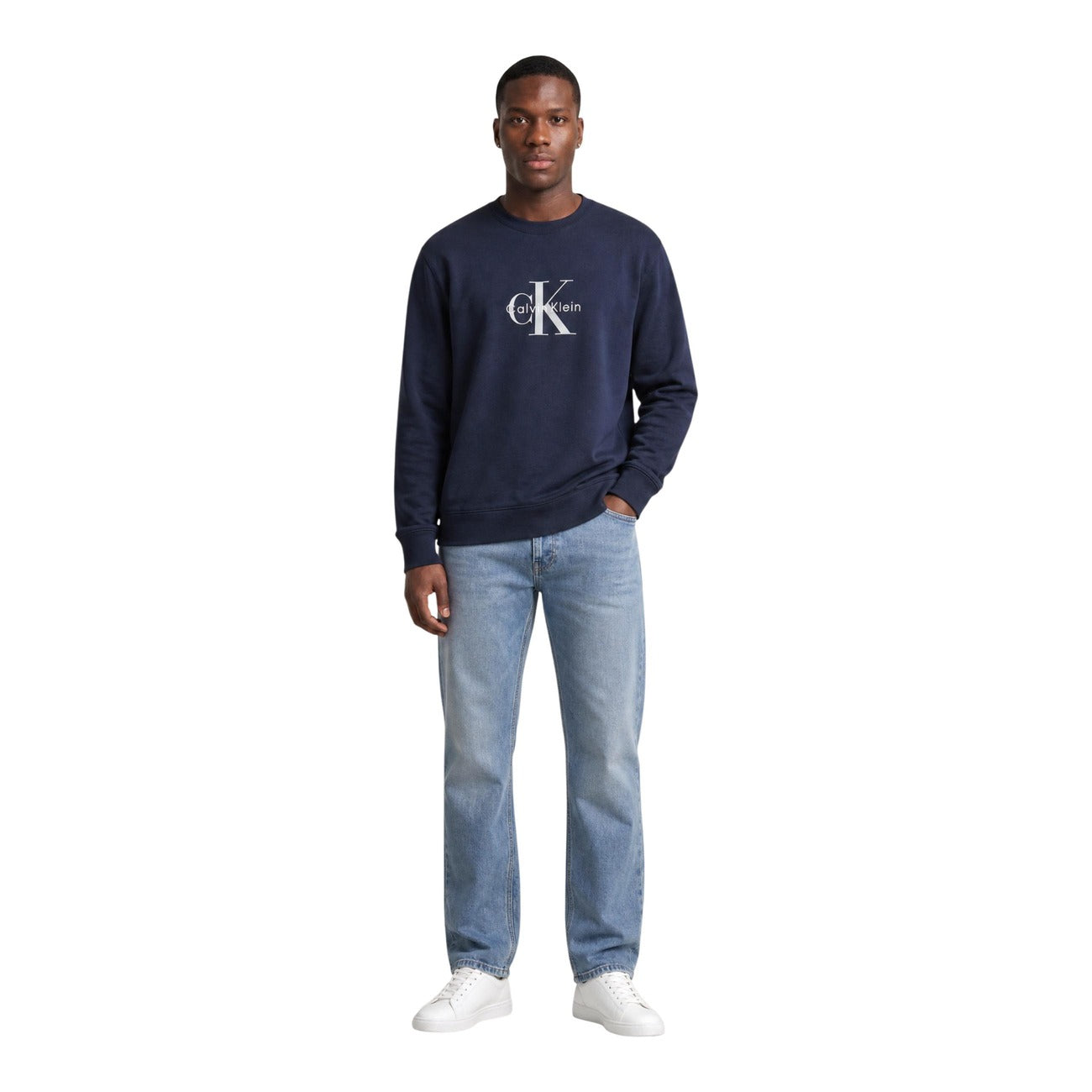 Felpa Girocollo Blu navy Calvin Klein Jeans; Interno Felpato. Logo frontale, finiture a costine, misto cotone resistente. Versatile, iconica e confortevole per ogni giorno.
