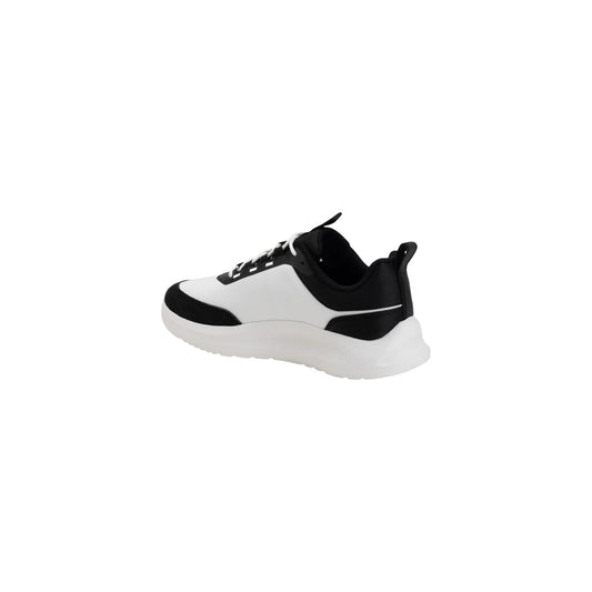 Sneakers Nere Calvin Klein; 100% Poliestere Riciclato. Maxi logo laterale, suola 3 cm, dettagli a contrasto. Leggere, traspiranti e sostenibili. Il tocco iconico per il tuo stile quotidiano. Laterale posteriore