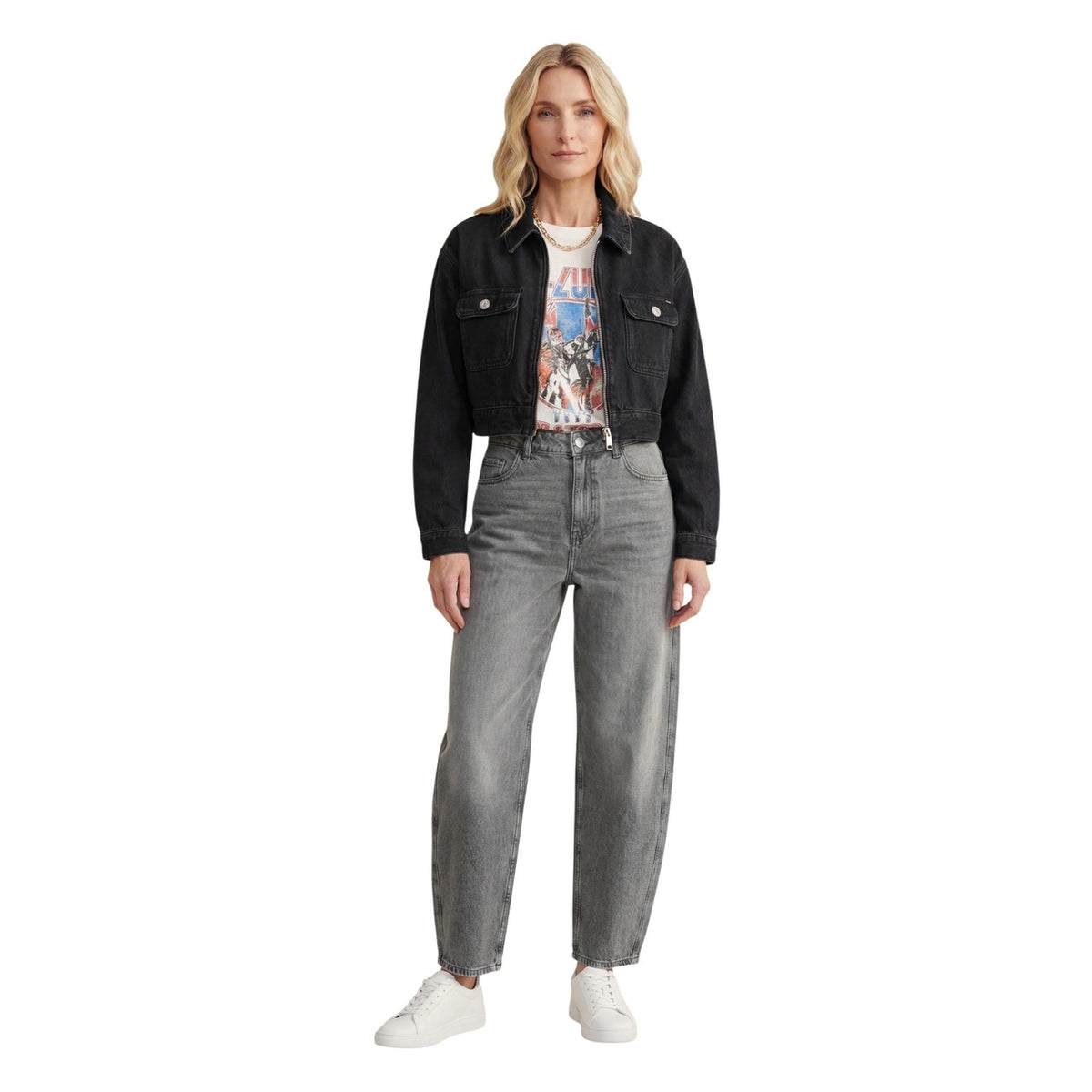 giacca da donna Tommy Hilfiger Jeans è Realizzata con una combinazione sostenibile di 55% cotone rigenerato, 5% cotone riciclato e 40% lyocel. Il taglio è cropped e il design ha il colletto classico e chiusura frontale con zip. Le tasche frontali hanno patta e bottoni. Vista frontale