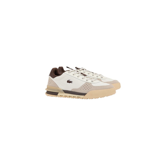 Sneakers sportive da uomo Lacoste nei toni del bianco e marrone, realizzate in pelle, camoscio e tessuto ripstop traforato, con suola ammortizzata e coccodrillo sul lato.