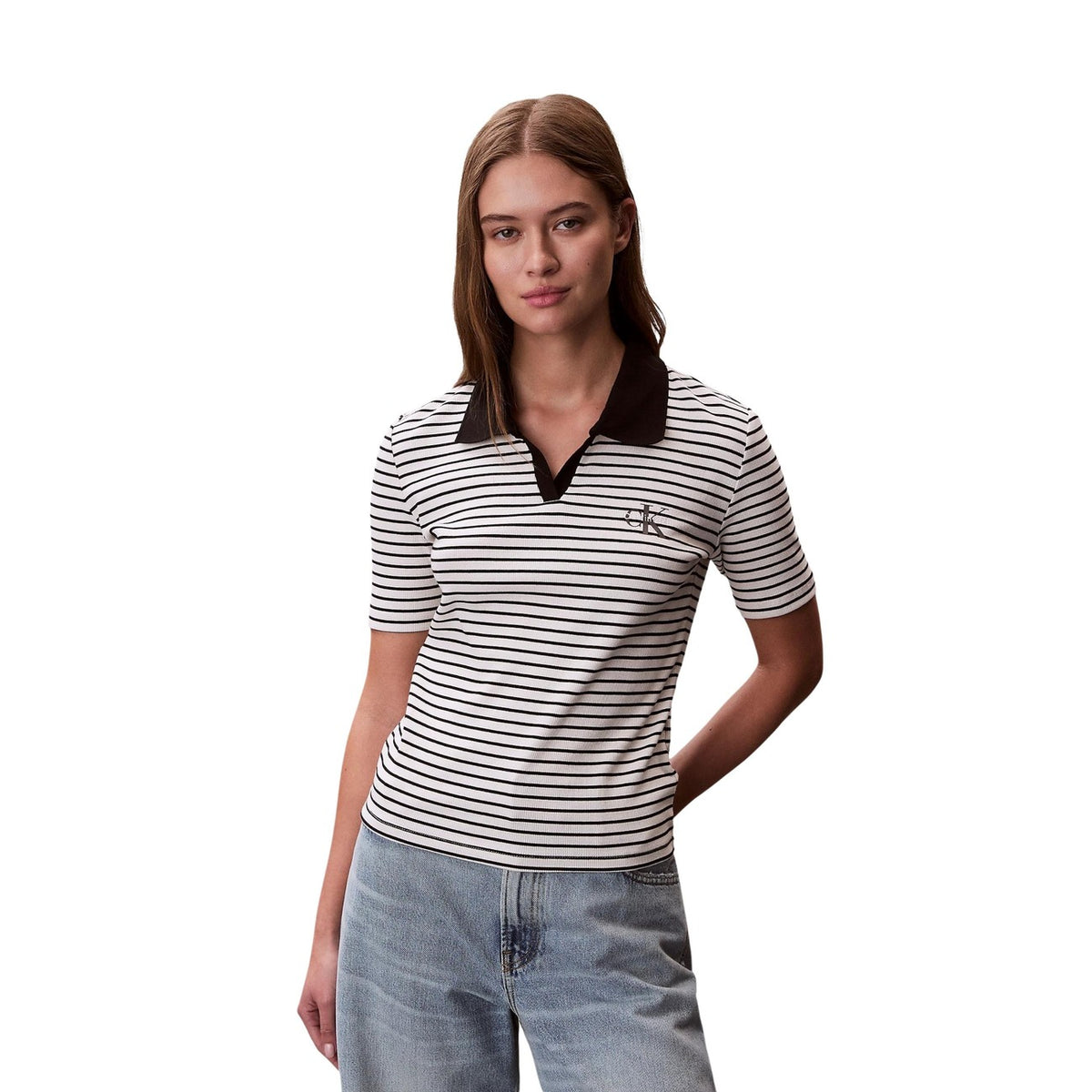 Polo CK Essentials; cotone elasticizzato a costine, slim fit, scollo a V. Monogramma ricamato, maniche corte, stile minimal-chic. Vista frontale
