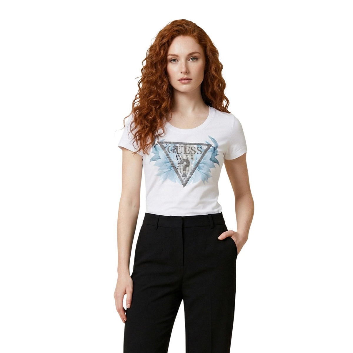 Guess Flower Triangle Tee; logo con fiori e strass, vestibilità stretch, 95% cotone. La t-shirt iconica e luminosa per completare outfit quotidiani con stile. Colore bianco. Vista frontale