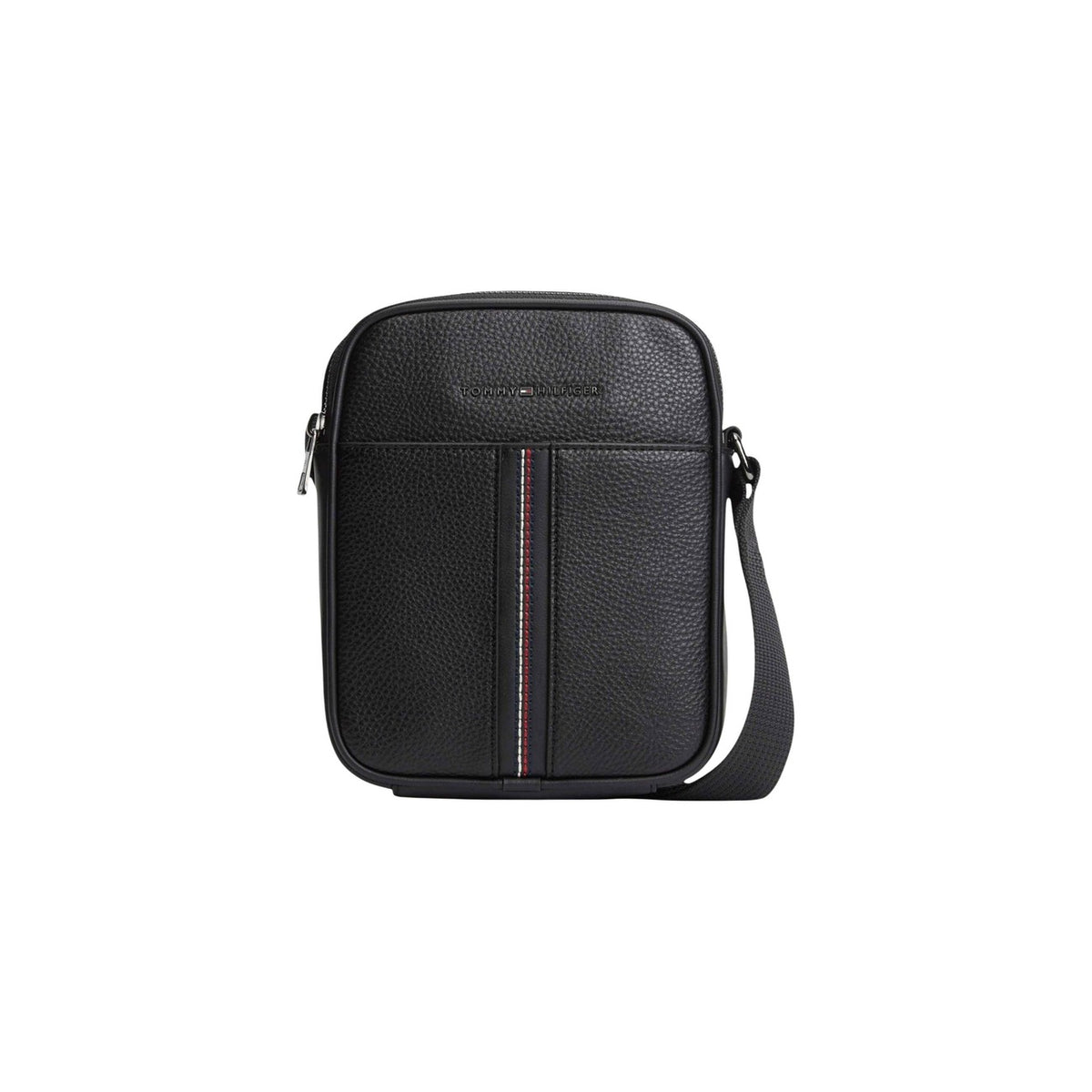 Tommy Hilfiger Grained Reporter Bag; 100% poliuretano, capienza 1,9 l, logo metallico. La borsa a tracolla robusta e raffinata per il look quotidiano. Colore nero