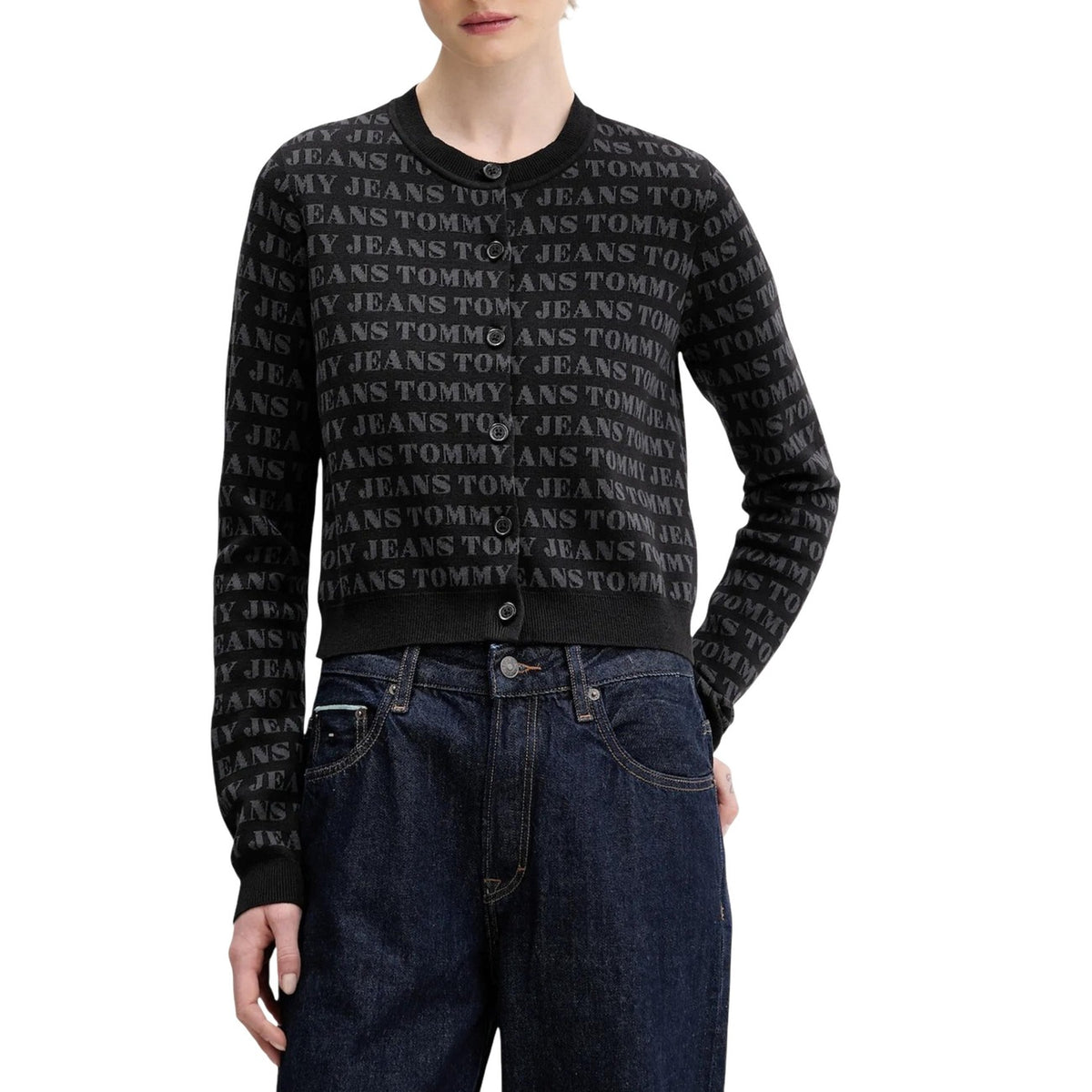Tommy Hilfiger Cardigan nero Cropped Logo; maglieria in cotone biologico con logo all-over e taglio corto contemporaneo. Un capo versatile per outfit casual-chic e amanti della logomania. Vista frontale