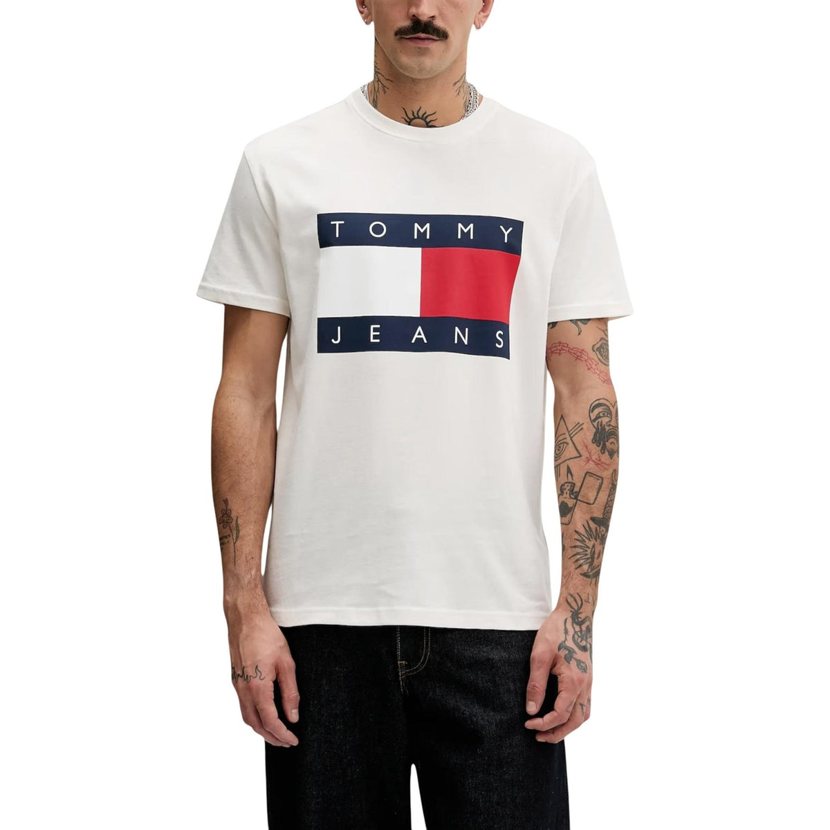 T-shirt Tommy Jeans Flag Badge; 100% Cotone. Regular fit, girocollo, logo ricamato. Maglia uomo in jersey di alta qualità, fresca e versatile per tutto l'anno. Colore bianco vista frontale
