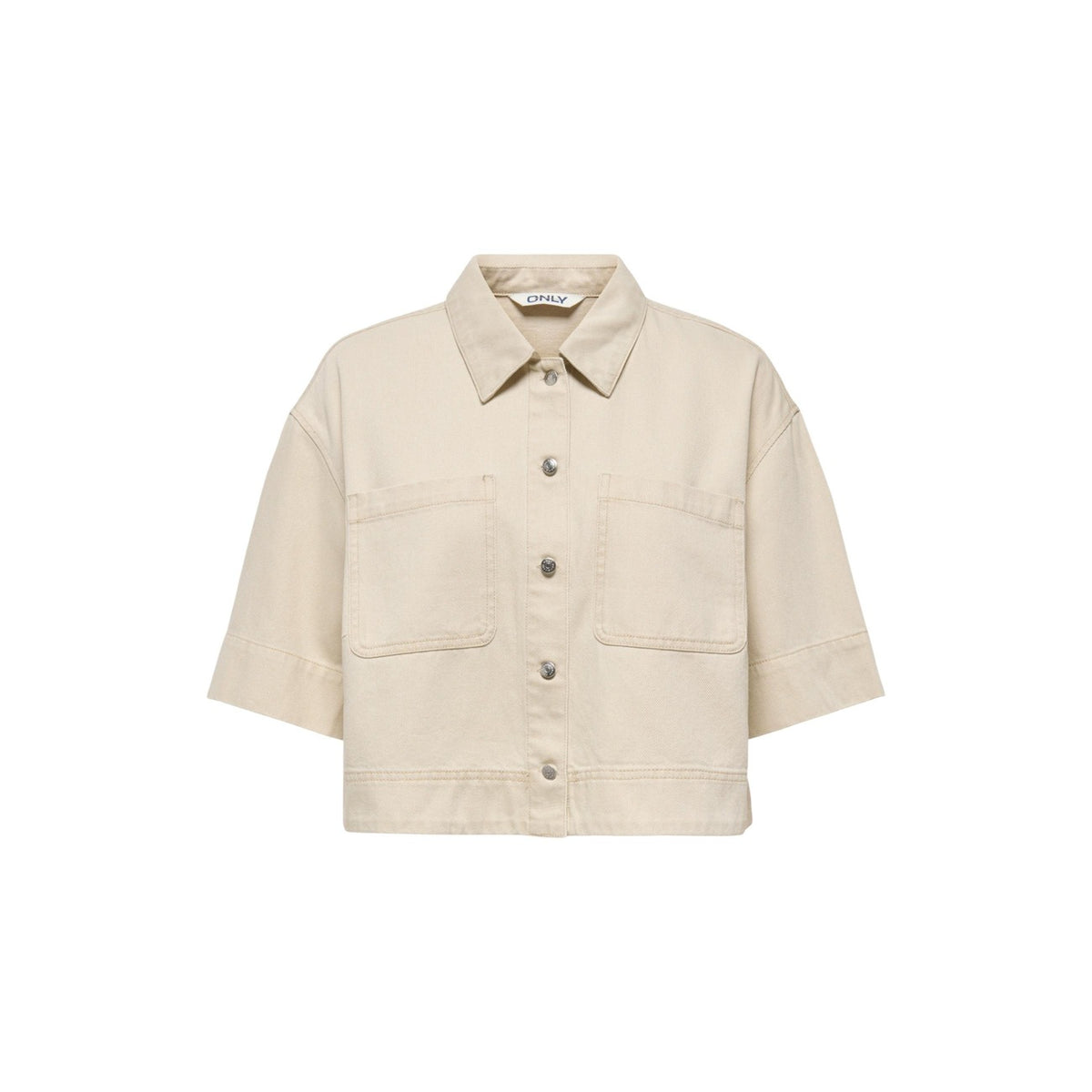 Camicia Jeans Corta; cotone e Lyocell, colletto italiano, vestibilità comoda, tasca sul petto. La camicia in denim estiva, fresca e versatile. Vista frontale stesa