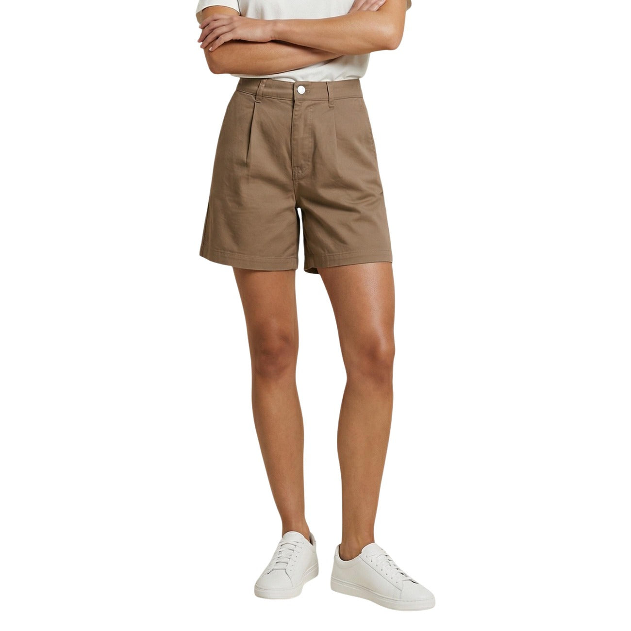 Shorts JDY Jdyemma HW; 100% Cotone (20% Riciclato). Vita alta, pinces frontali, gamba larga. Pantaloncini donna eleganti, freschi e sostenibili. Colore marrone. Vista frontale