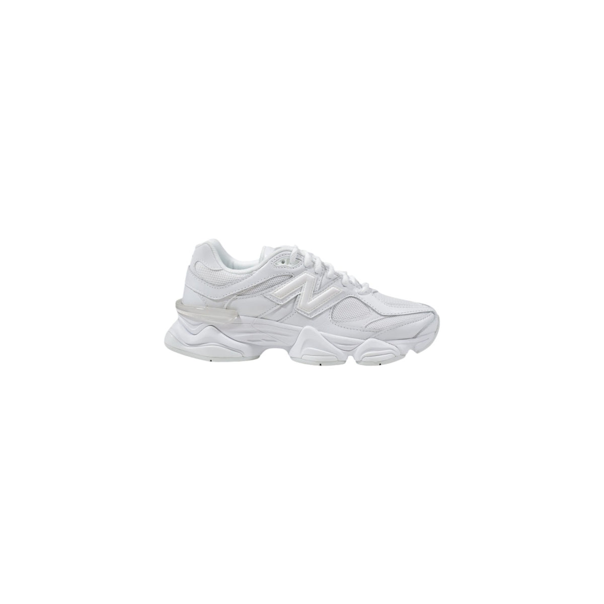 New balance sneaker bianco 9060 unisex Realizzate al 100% in materiale sintetico. tomaia presenta dettagli sovrapposti e linee dinamiche, mentre la suola chunky garantisce un'ammortizzazione ottimale Vista laterale