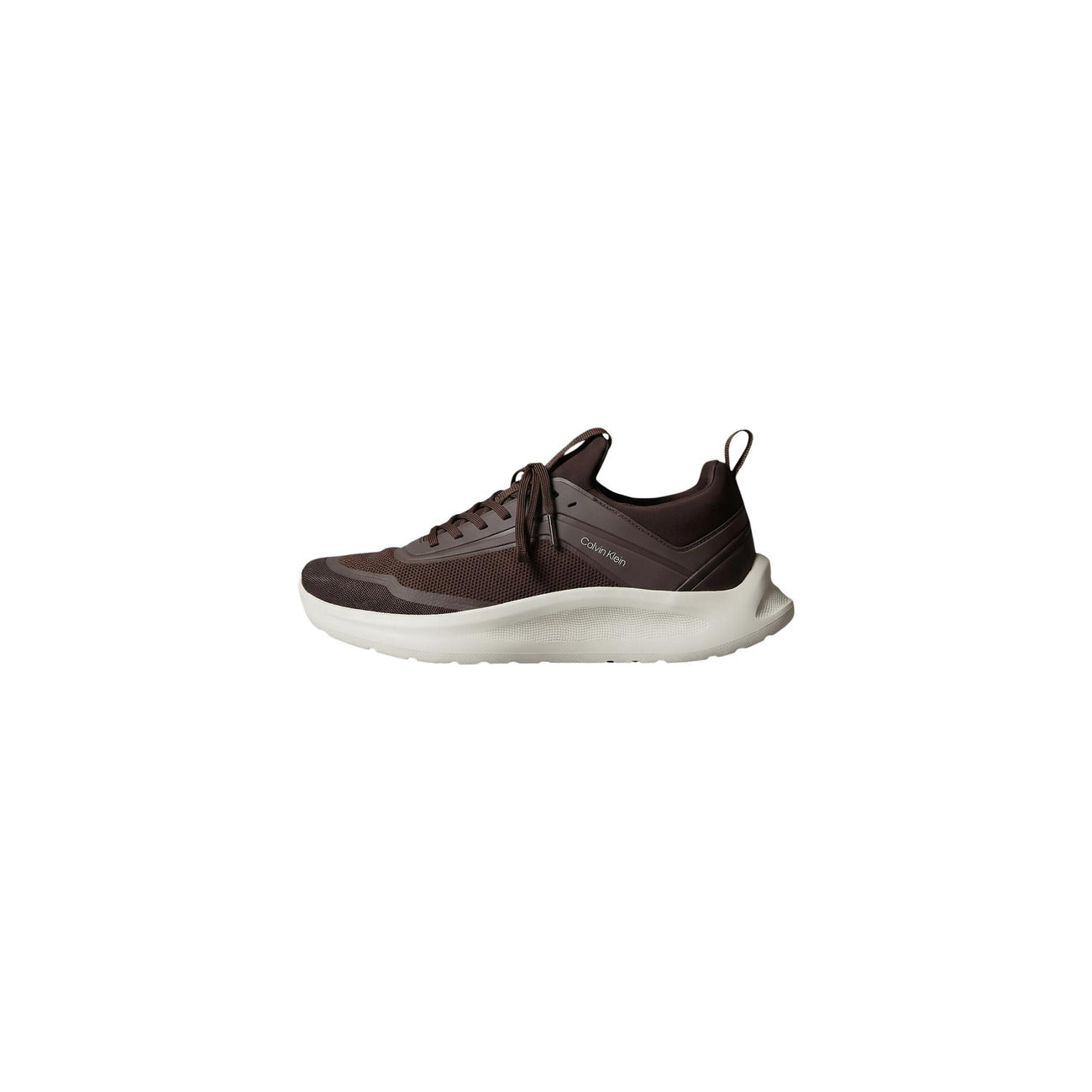 Sneakers Brown Calvin Klein Airfit®; Suola EVA ultraleggera. Tomaia in rete e neoprene, soletta ammortizzante anti-fatica. Design tecnico, flessibile e traspirante. Comfort premium per tutti i giorni. Vista laterale