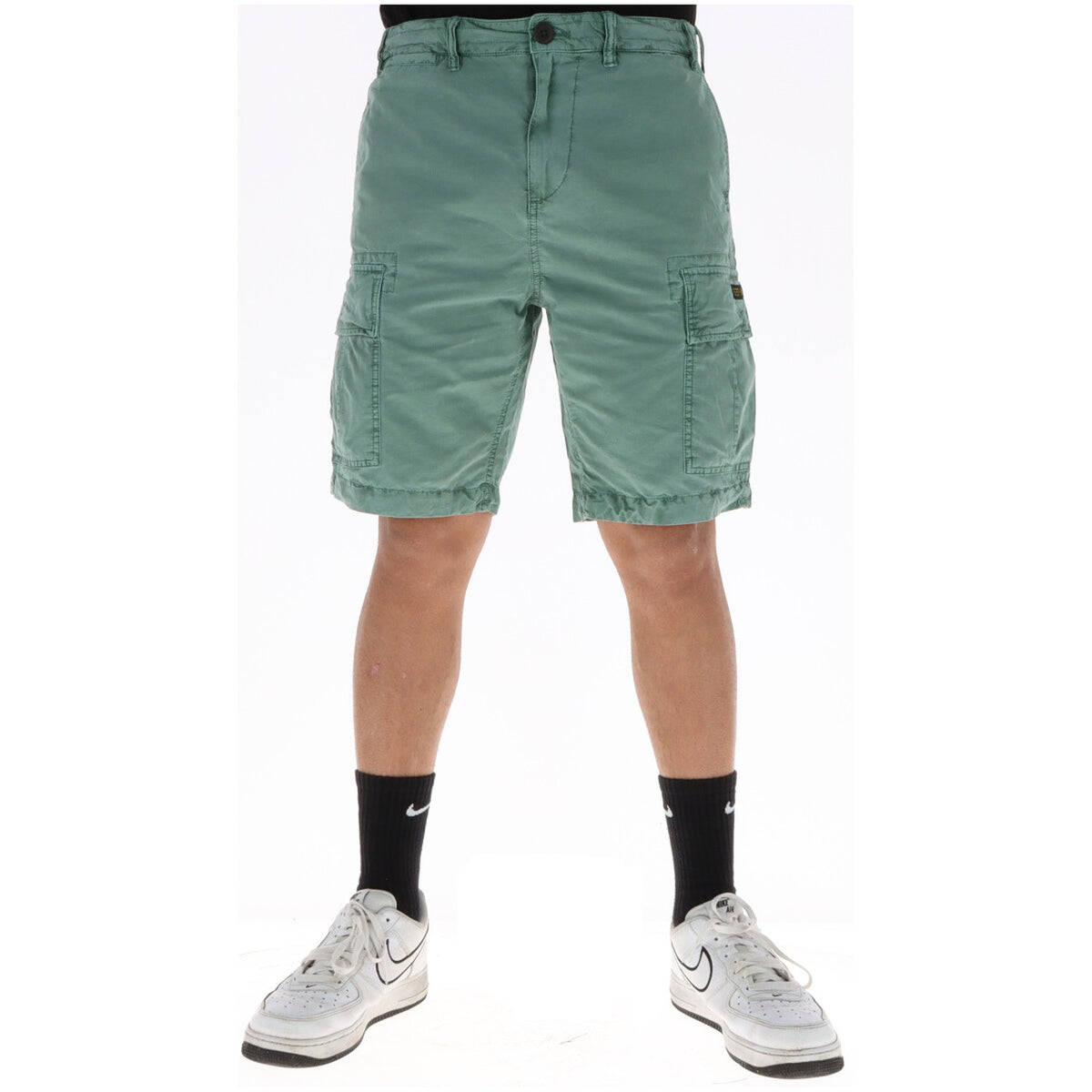 Bermuda Cargo Superdry verde ; 100% Cotone Twill. Sei tasche funzionali, vestibilità dritta, patch logo. Tessuto resistente e traspirante. Ideale per il tempo libero e l'estate.