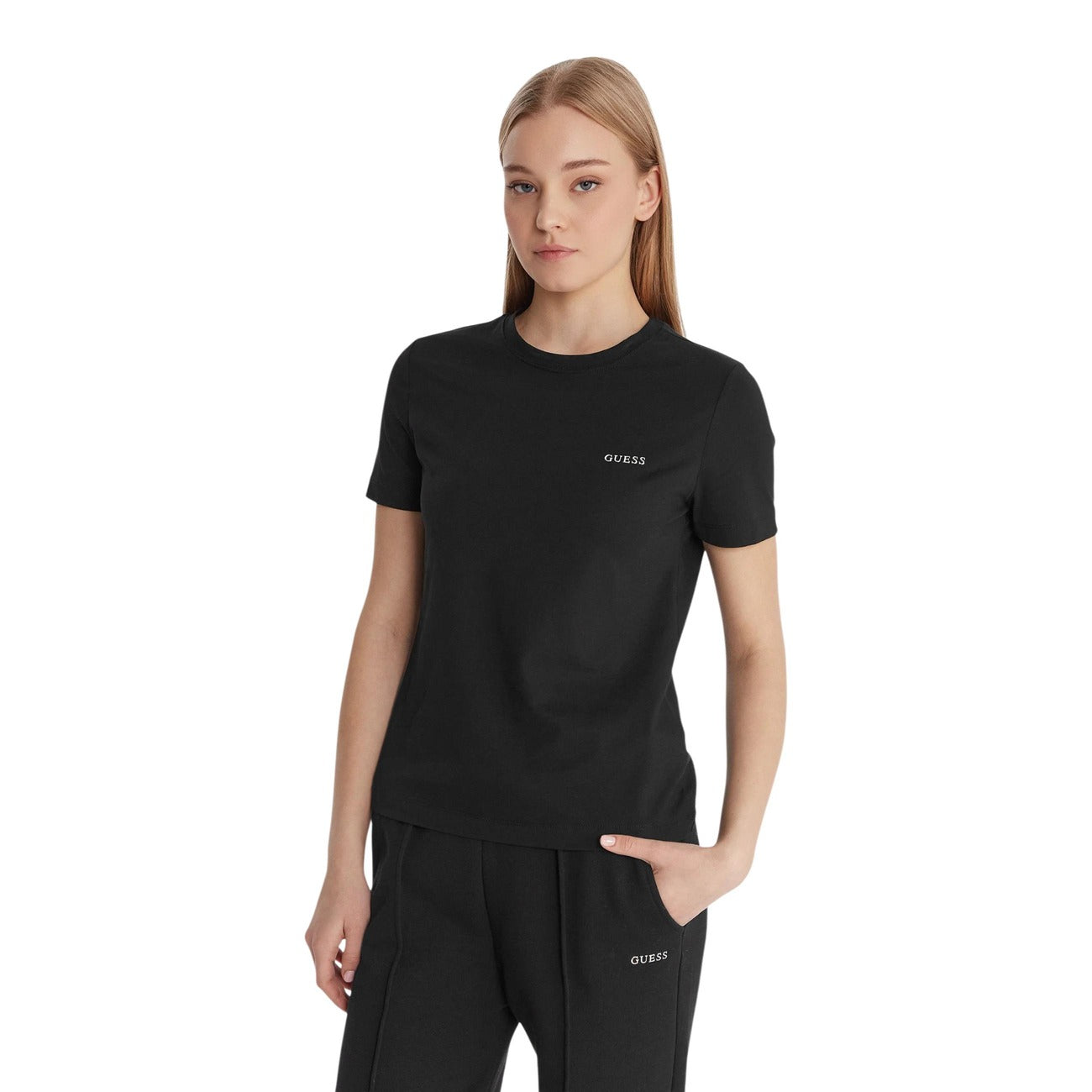 T-shirt Guess Active donna nera modello V6RI07 J1314. Maglietta a maniche corte da donna in cotone stretch con scollo tondo e mini logo Guess sul davanti, t-shirt sportiva leggera e casual per il tempo libero e il fitness della collezione primavera estate.