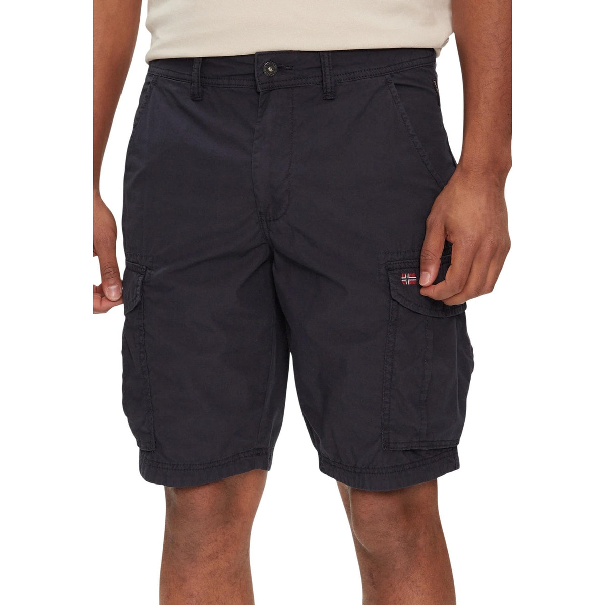 Napapijri Noto 2.0 Shorts; 100% cotone, vestibilità regolare, multi-tasche con cargo. L'iconico bermuda utility per uno stile di vita dinamico. Colore nero vista frontale