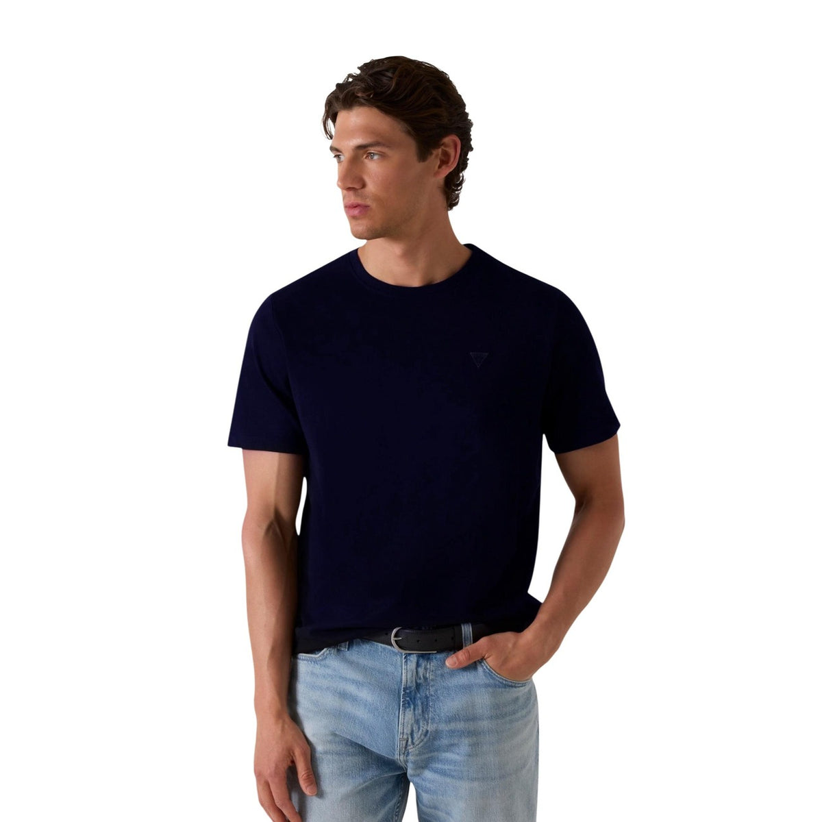 Guess Small Patch Tee M6GI21; misto cotone/modal, patch logo sul petto, maniche corte. La t-shirt basic raffinata per il guardaroba quotidiano. Colore blu scuro vista frontale