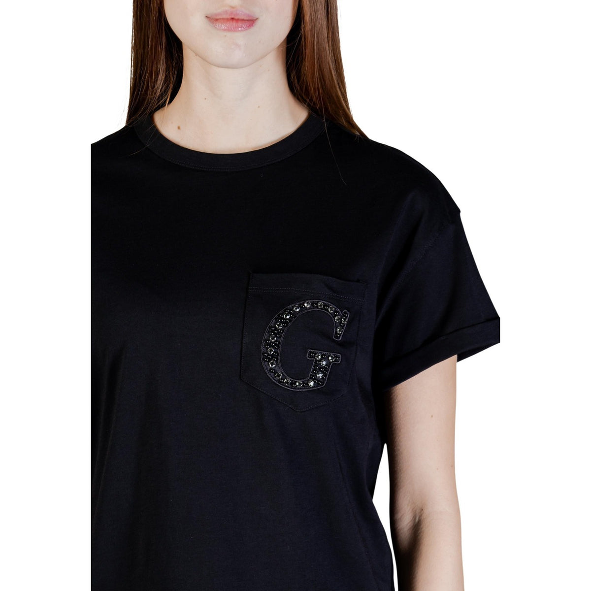 Dettaglio t-shirt Guess SS CN TEE donna nera con tasca singola e vestibilità regular