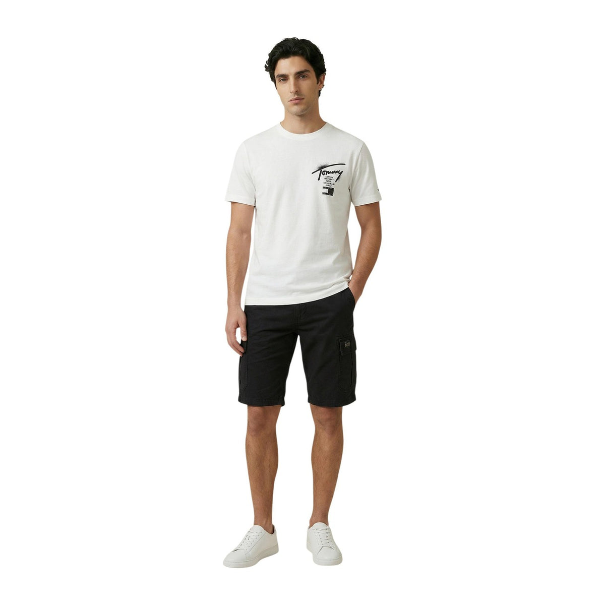 bermuda neri da uomo Tommy Hilfiger Jeans. Realizzati con il 97% di cotone rigenerato e il 3% di elastam/lycra. lunghezza sopra il ginocchio e la chiusura con bottone e zip. Vista frontale figura intera