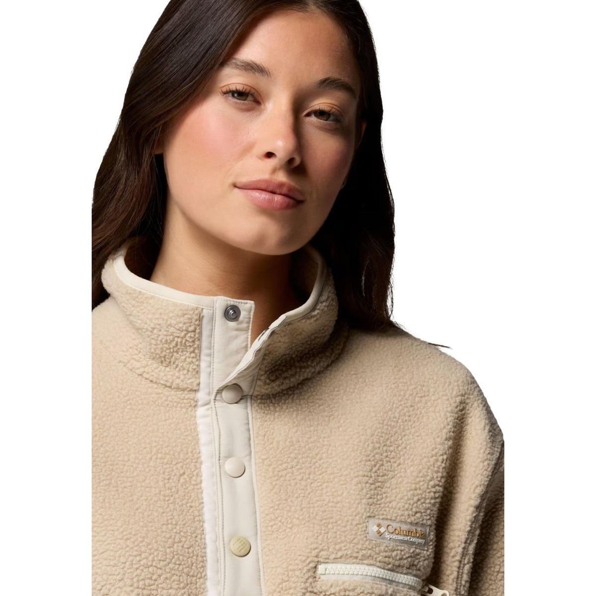 Pile Columbia donna Helvetia II cropped. Pullover in soffice pile Sherpa a pelo lungo con abbottonatura corta, tasca di sicurezza sul petto con cerniera, orlo regolabile e design ecosostenibile senza PFAS per outdoor e città.