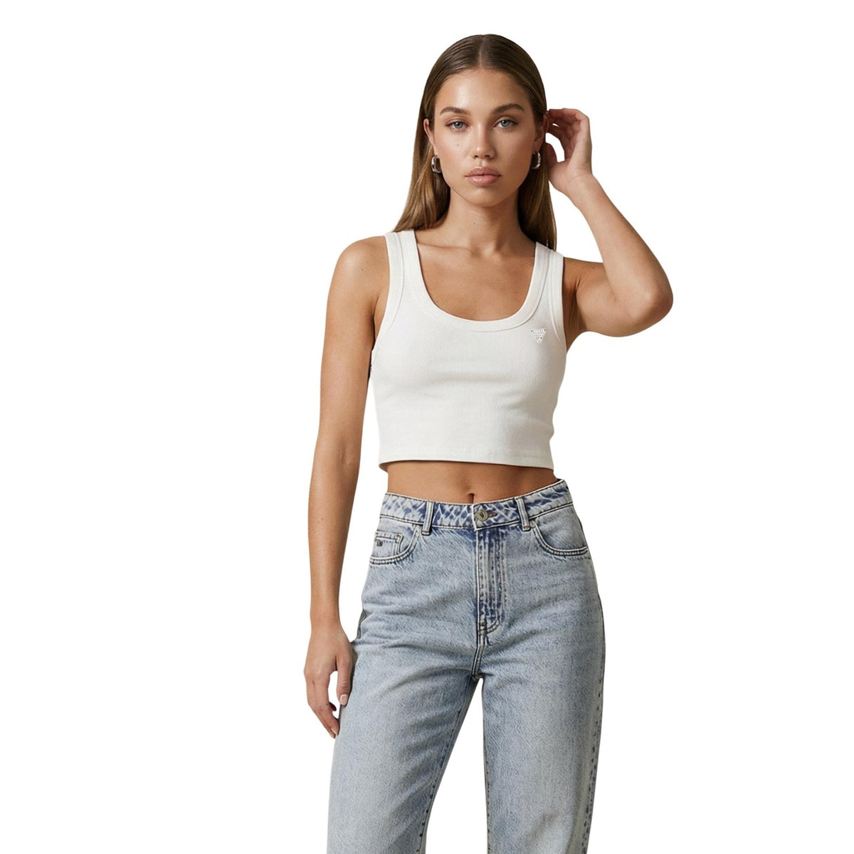 Canotta Guess Active Silvy; 94% viscosa, 6% elastam, tessuto rib. Taglio cropped, scollo ampio, logo Guess con strass. Top sportivo-chic, leggero e ultra-confortevole. Colore bianco vista frontale