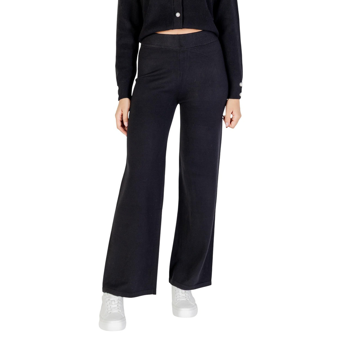Pantaloni Palazzo Neri Choral; Made in Italy. Tessuto in viscosa pesante, gamba larga, anti-piega. Eleganza sartoriale e comfort termico per la stagione fredda. Il passe-partout definitivo. Frontale