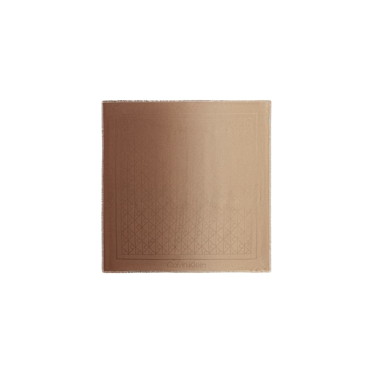 Foulard Quadrato Donna Calvin Klein; Beige. 100% Modal effetto seta, motivo jacquard geometrico con logo a rilievo e bordi sfrangiati. Misure generose (70x70 cm), stile minimal per mezza stagione. Vista frontale