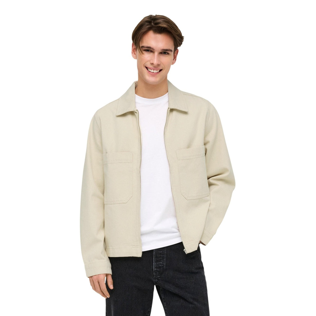 Giacca leggera beige Only & Sons Onscassel, 100% cotone, chiusura con bottoni e tasche frontali applicate; stile minimalista e vestibilità confortevole. Vista frontale