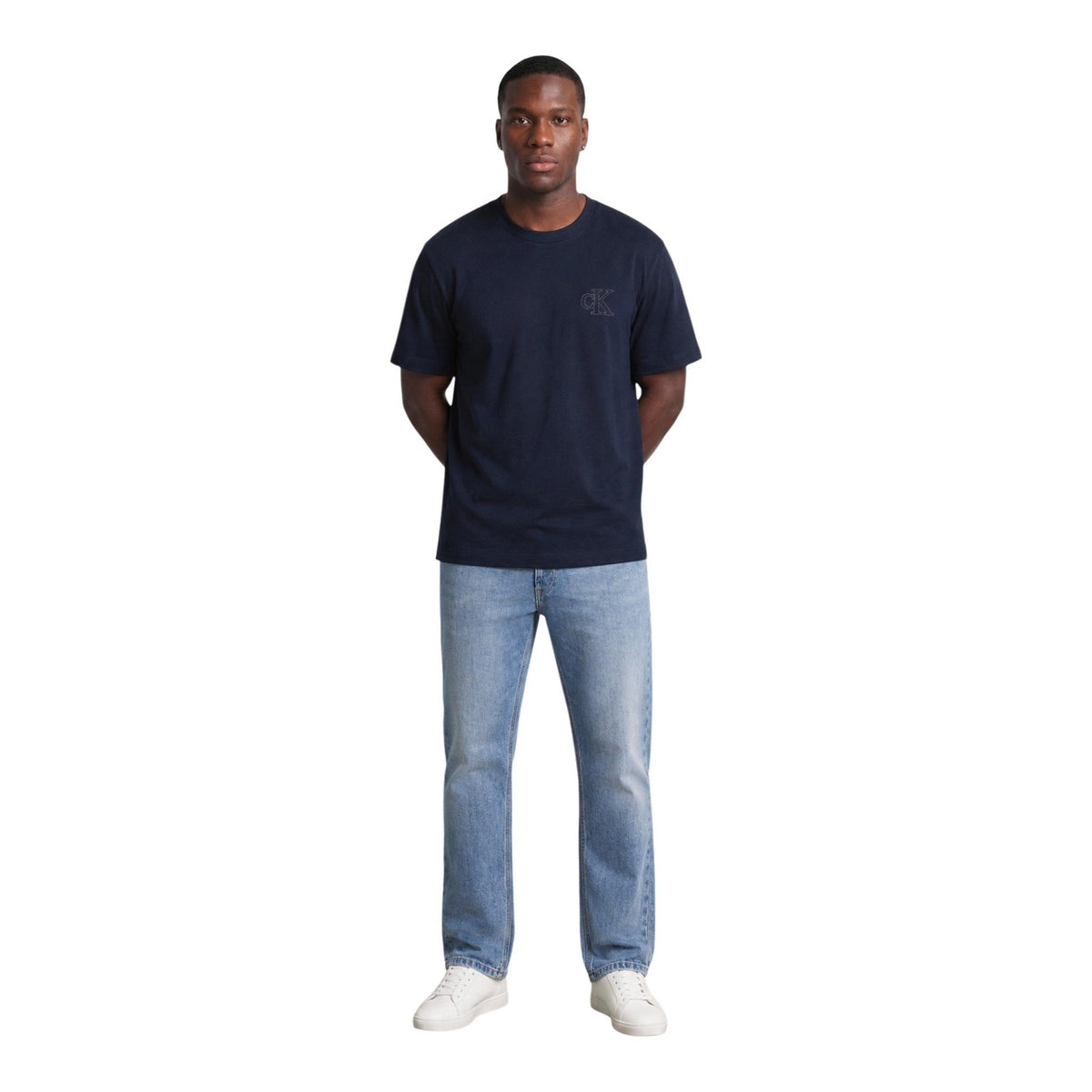 T-shirt Blu navy Calvin Klein; Logo Goffrato in rilievo. 100% Jersey di Cotone. Vestibilità regolare, girocollo a costine, morbidezza premium. Stile minimalista e ricercato. Vista frontale figura intera