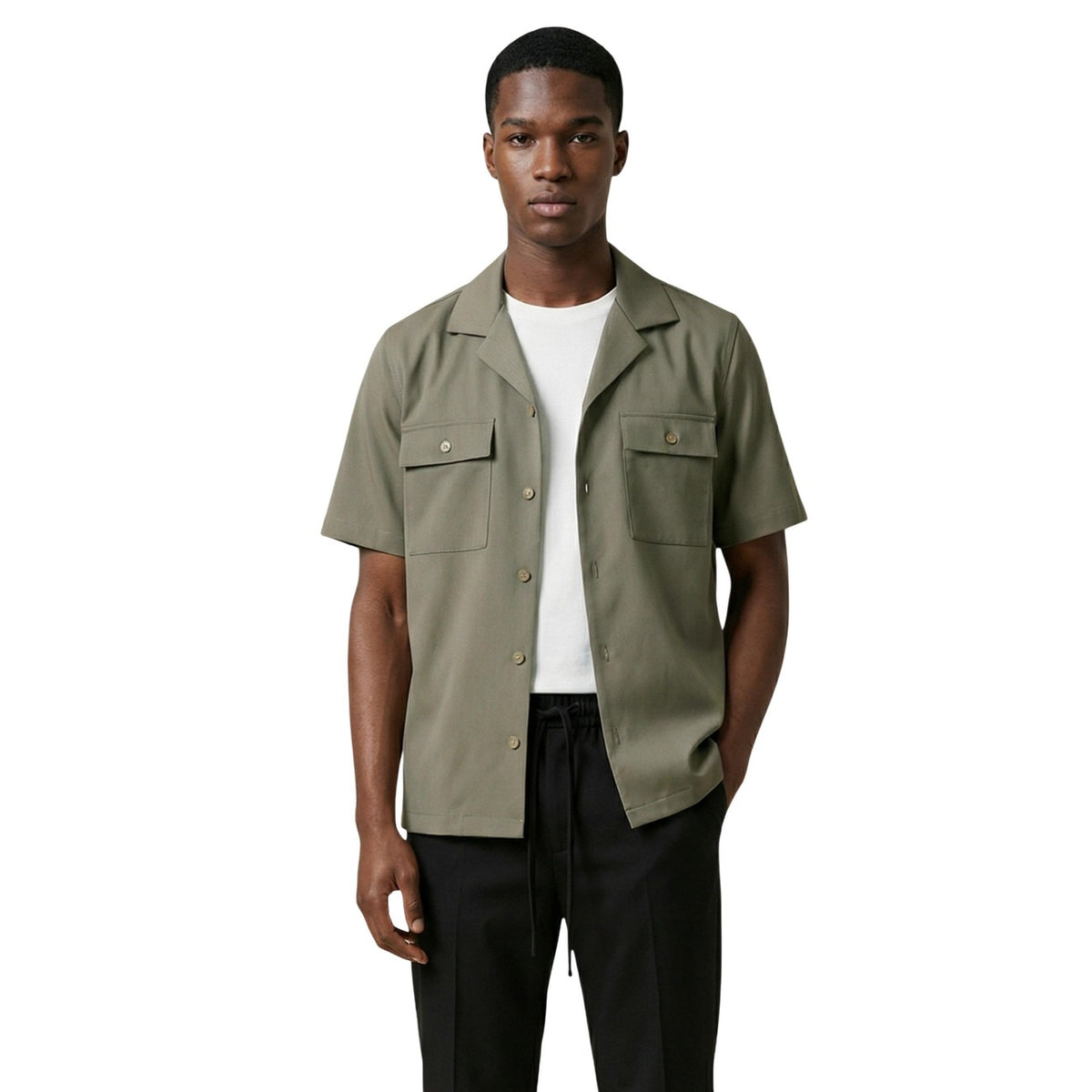Gianni Lupo Camicia verde maniche corte stretch; composizione in viscosa ed elastam per il massimo comfort, tessuto tecnico resistente alle pieghe e stile contemporaneo per la stagione calda.